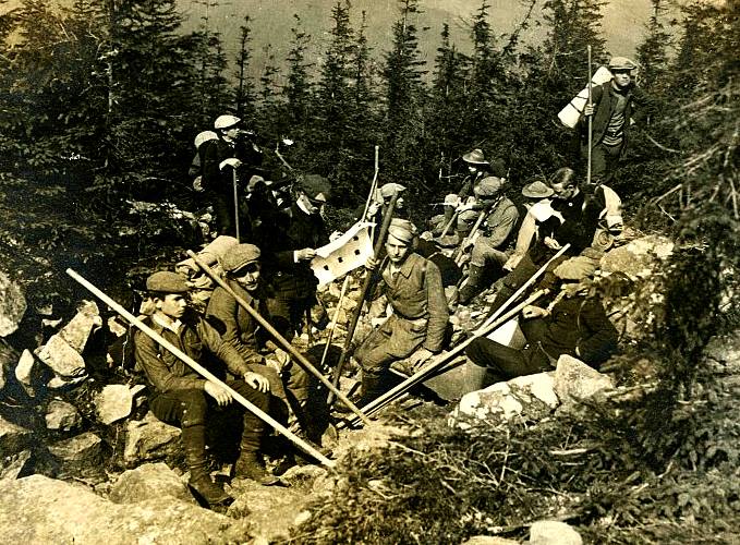 Ridkisne Foto Viys Kovoho Vyshkolu Iake Provodyv Ivan Chmola Dlia Pershykh Plastuniv U Karpatakh V 1913 R